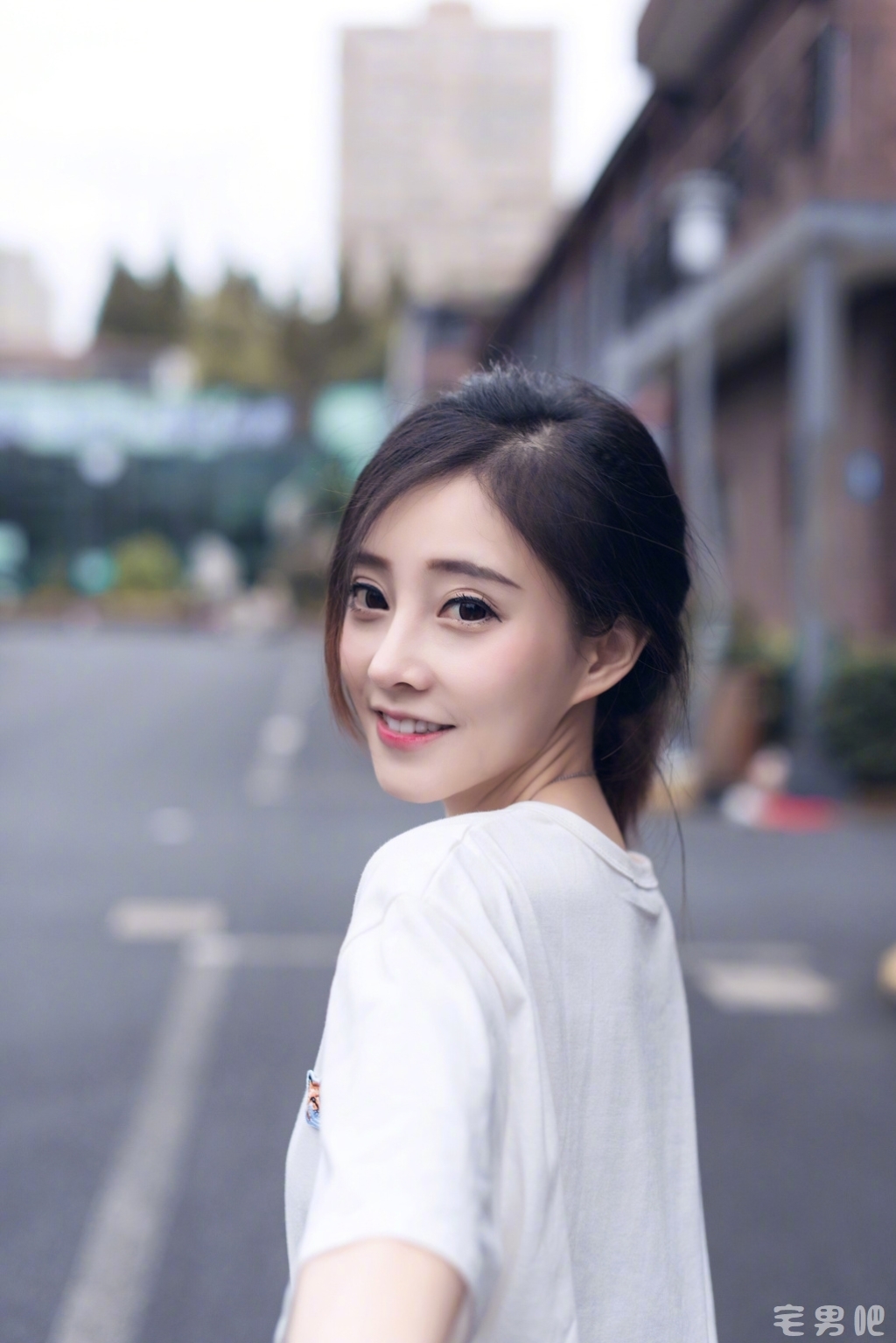 今日妹子图 20171217 古灵精怪冯提莫 - 逸尤格