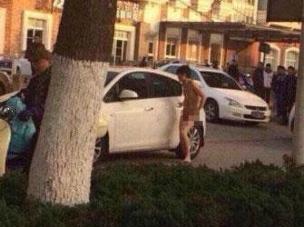 男子与小姨子玩车震门被妻抓现行 双双被全luo丢车外 - 逸尤格