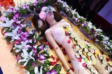 女体盛宴来了 人体寿司让女人一丝不挂当盘子 - 逸尤格
