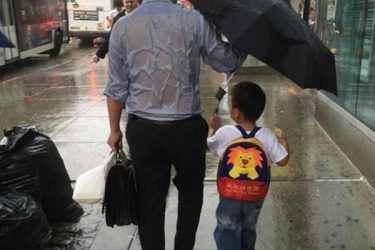 父亲湿透为儿撑伞感动千万人 刘欢女儿近照曝光显狂野豪放 - 逸尤格