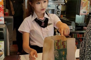 美女试衣间丢衣服穿内衣出去 扬州女中学生遭2女孩暴打不懂自卫 - 逸尤格