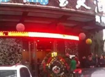 婚宴上送花圈被拘 这得给新人造成多大的心理阴影面积 - 逸尤格