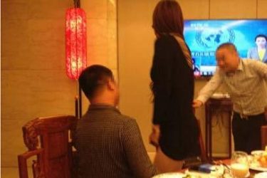 莫露露当场宽衣哺乳 大尺度喂乃照无比低俗[哺乳门事件] - 逸尤格