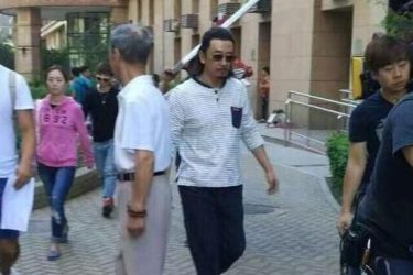 黄海波低调复出拍戏 王蓉砸伤主持人 - 逸尤格