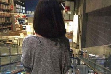 宜家bu雅的照片门事件 女子裸臀推车购物 - 逸尤格
