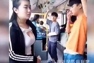 小伙公交车上看美女看的流鼻血 美女都替他尴尬 - 逸尤格