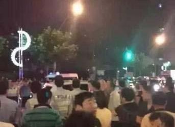 男子传播分尸命案被拘 男孩亲壁虎被咬唇眼泪汪汪 - 逸尤格