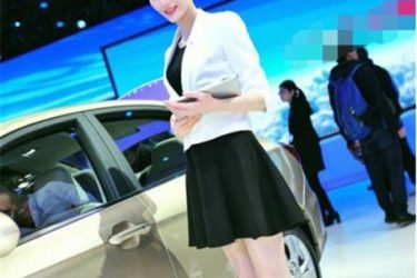 斗鱼女主播又出新花招 直播中取百万现金巨款 - 逸尤格