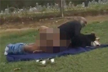 男女坟场旁上演大尺度激情戏 而且还有人在现场指导 - 逸尤格