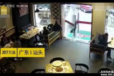 外卖哥撞碎玻璃门 手里还握着门把手一脸懵逼 - 逸尤格