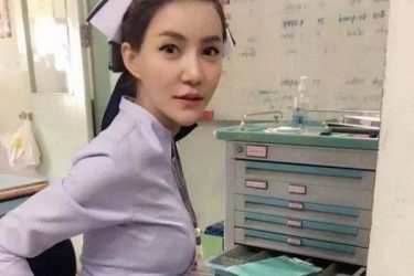美女护士因为太漂亮竟被逼做出这种事 - 逸尤格