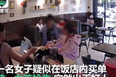 女子疑似插队被黑衣女踹倒暴打狠扇耳光 - 逸尤格