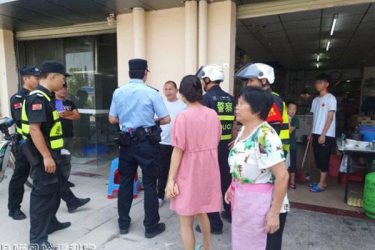 吃完肠粉不给钱还找茬 老板拿起刀戳向他肩膀 - 逸尤格