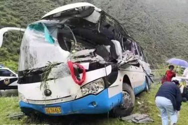 四川阿坝一旅游大巴被飞石砸中 事故造成8死16伤 - 逸尤格