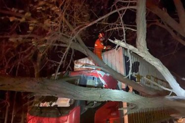 北京九级大风将女驴友被吹落悬崖 - 逸尤格