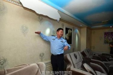 40斤巨蟒藏身10年 撑破天花板掉落才被发现 - 逸尤格