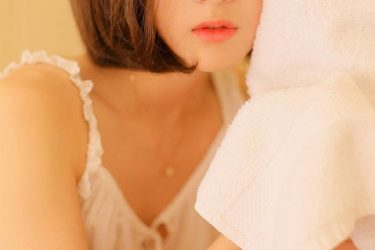 穿着睡衣的清纯美女 - 逸尤格