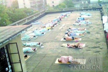新闻哥吐槽:长得美就有高工资 还让不让活了 - 逸尤格