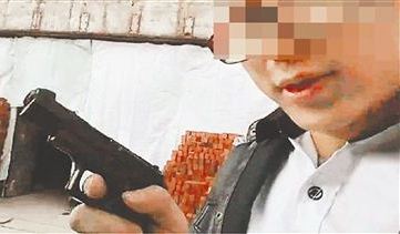 斗鱼主播又作死 PTU警车面前直播变手枪被警察带走 - 逸尤格