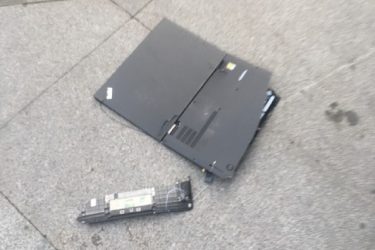 斗鱼tv富二代主播“远洋君”买电脑遭thinkpad员工嘲讽 当场直播怒砸电脑 - 逸尤格
