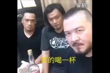 3个男人玩“谁先笑谁喝酒”的游戏,一打开视频我就笑喷了! - 逸尤格