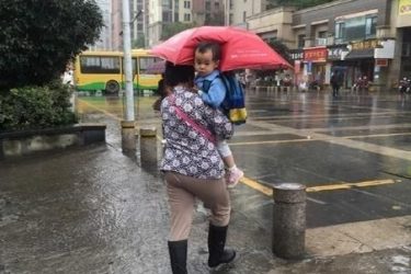 脑袋漏伞外面的网红小孩真人现身 原来人家是个小公主 - 逸尤格