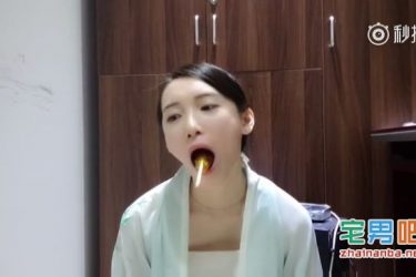 灯泡放嘴里到底能不能拿出来?这个妹子亲自去尝试了! - 逸尤格