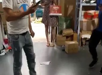 超市老板杜撰少妇与快递小哥的婚外情,你咋不去写小说啊? - 逸尤格