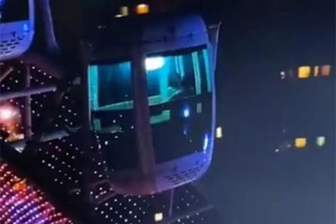 广州塔漏电了,有两个人被电的在那里抽搐 - 逸尤格