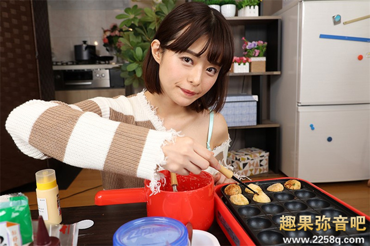 月乃露娜(月乃ルナ)VR作品[VRKM-216]男友视角喂你吃章鱼烧 - 逸尤格