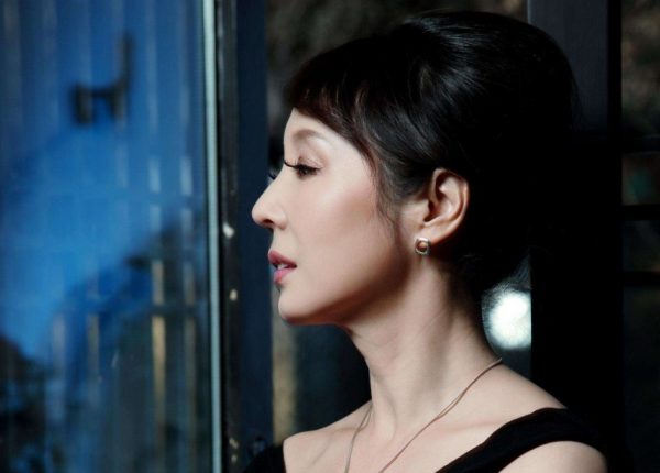 《马鞍上的人》草原荣耀与女性觉醒的双重变奏 - 逸尤格